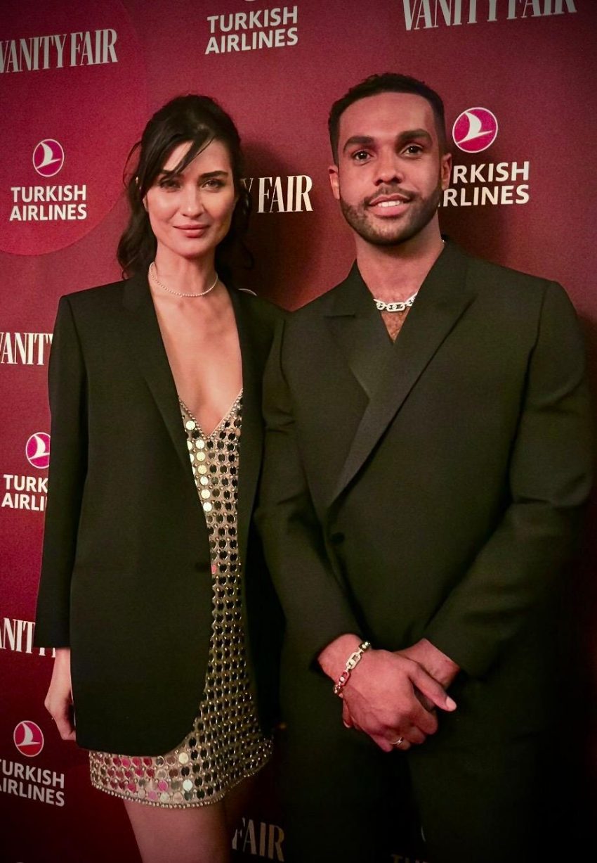 Tuba Büyüküstün Emily in Paris’in Alfie’siyle poz verdi