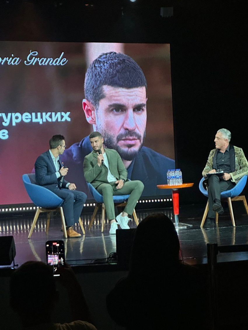 Berk Oktay görkemli gemide Rus hayranlarıyla buluştu