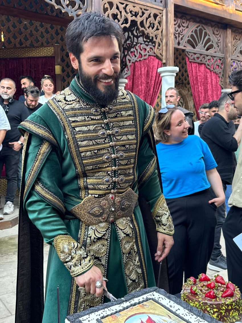 Serkan Çayoğlu’na “Mehmed”in setinde sürpriz doğum günü kutlaması