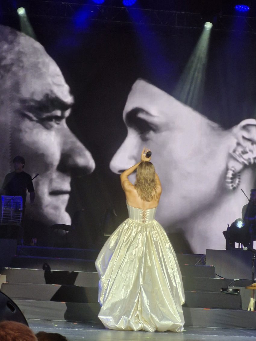 Şevval Sam’dan 30. Yıl konserinde Atatürk’e büyük saygı
