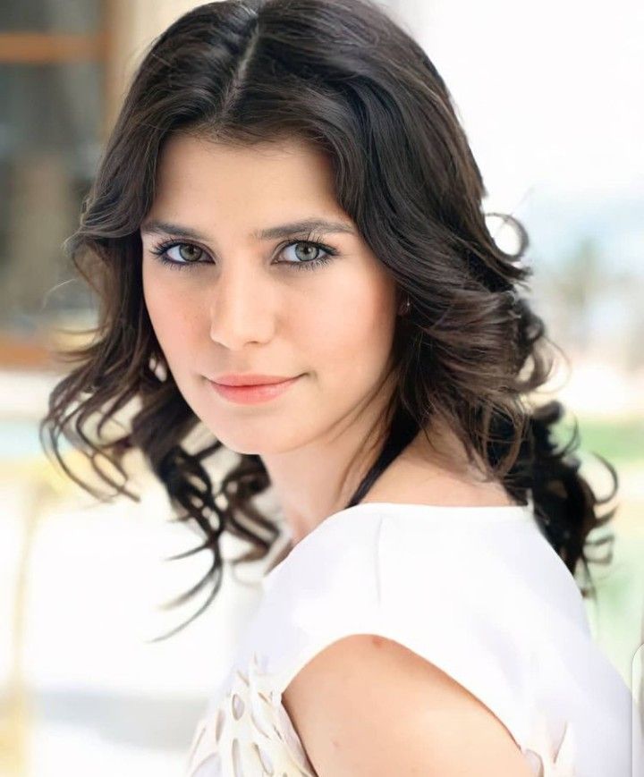 Beren Saat setlere “Gizli Dolap” filmiyle dönüyor