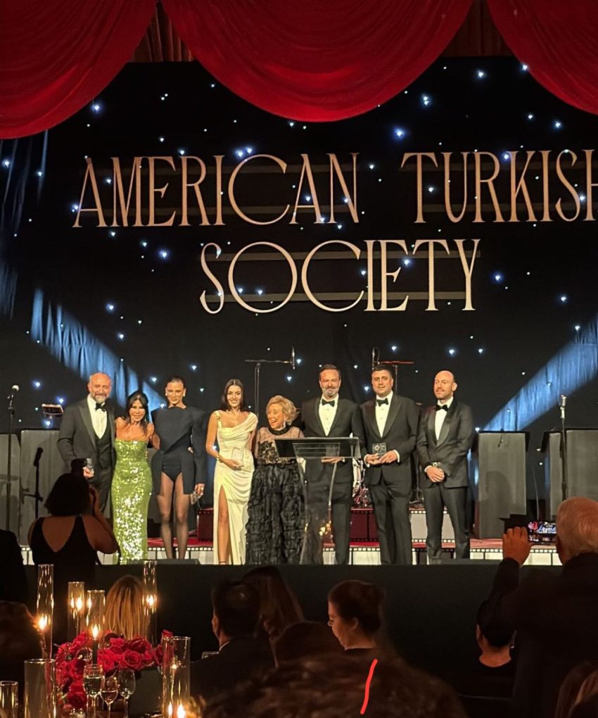 Halit Ergenç, Serenay Sarıkaya ve Hande Erçel’e Amerika’dan ödül