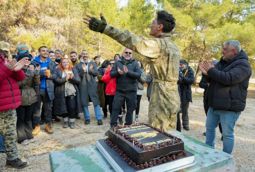 İlhan Şen’e Siyah Bere setinde doğum günü sürprizi