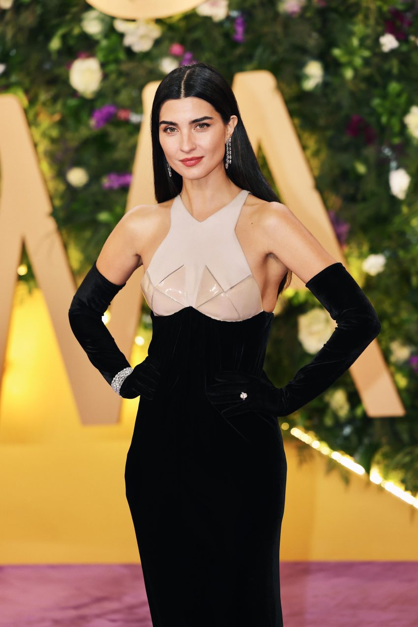 Tuba Büyüküstün Joy Awards töreninde ödül verdi